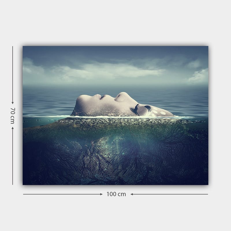 Canvastavla 70x100 cm - Kvinna som flyter på ytan av vattnet med en drömlik och lugn atmosfär - Blå / Grön / Beige - Inredning - Tavlor & posters - Canvastavla