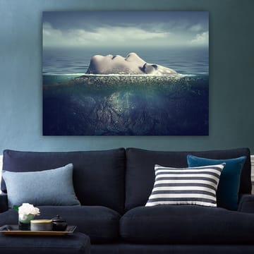 Canvastavla 70x100 cm - Kvinna som flyter på ytan av vattnet med en drömlik och lugn atmosfär - Blå / Grön / Beige - Inredning - Tavlor & posters - Canvastavla