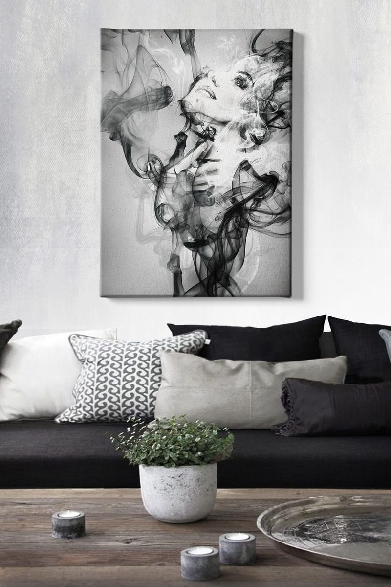 Canvastavla 70x100 cm - Kvinna som framträder ur svävande rökformationer - Svart / Grå / Vit - Inredning - Tavlor & posters - Canvastavla