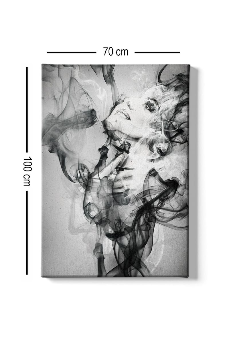Canvastavla 70x100 cm - Kvinna som framträder ur svävande rökformationer - Svart / Grå / Vit - Inredning - Tavlor & posters - Canvastavla