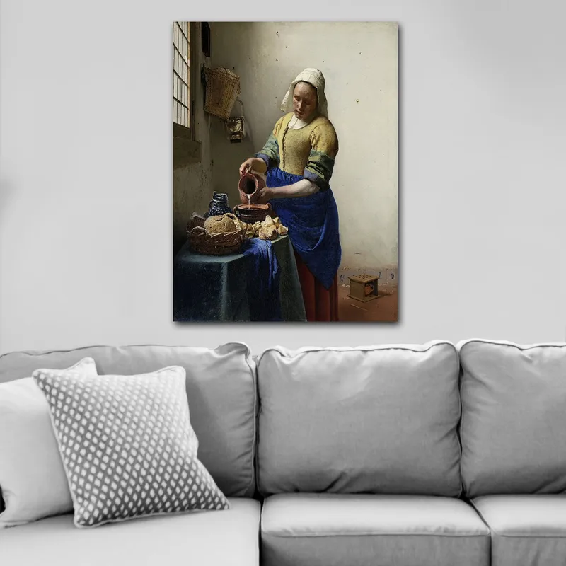 Canvastavla 70x100 cm - Kvinna som häller mjölk i en skål i ett ljust kök - Blå / Gul / Brun - Inredning - Tavlor & posters - Canvastavla