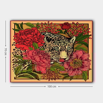 Canvastavla 70x100 cm - Leopard omgiven av färgglada blommor och gröna blad - Röd / Grön / Beige - Inredning - Tavlor & posters - Canvastavla