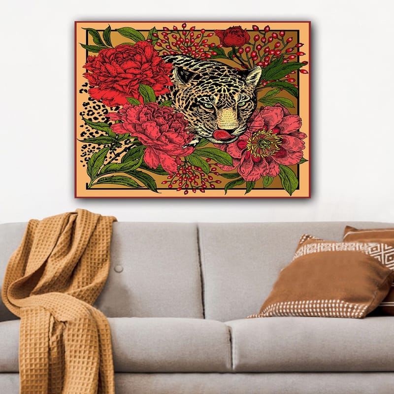 Canvastavla 70x100 cm - Leopard omgiven av färgglada blommor och gröna blad - Röd / Grön / Beige - Inredning - Tavlor & posters - Canvastavla