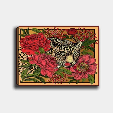 Canvastavla 70x100 cm - Leopard omgiven av färgglada blommor och gröna blad - Röd / Grön / Beige - Inredning - Tavlor & posters - Canvastavla