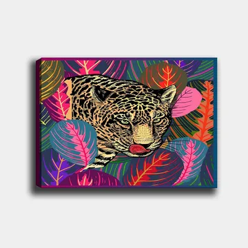 Canvastavla 70x100 cm - Leopard som smyger genom färgglada tropiska växter - Grön / Rosa / Gul - Inredning - Tavlor & posters - Canvastavla