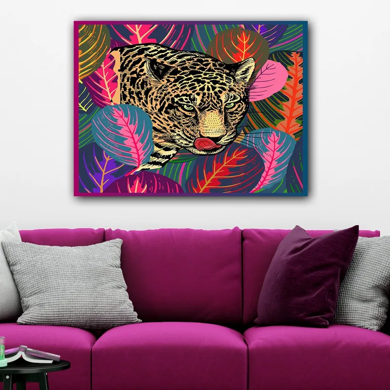 Canvastavla 70x100 cm - Leopard som smyger genom färgglada tropiska växter - Grön / Rosa / Gul - Inredning - Tavlor & posters - Canvastavla