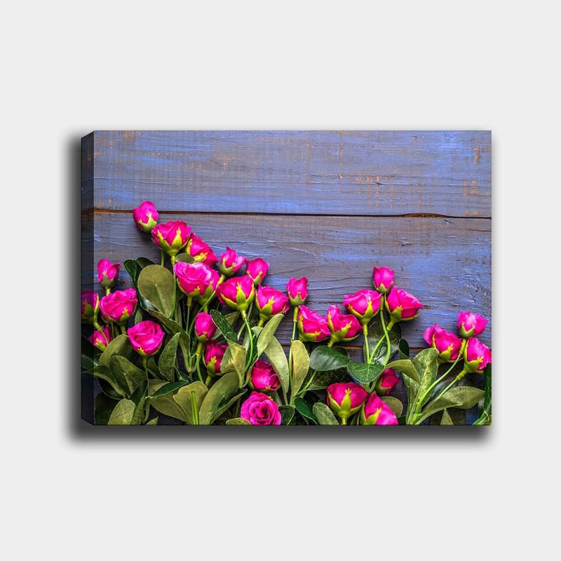 Canvastavla 70x100 cm - Livfull samling av rosa rosor mot en blå träbakgrund - Rosa / Grön / Blå - Inredning - Tavlor & posters - Canvastavla