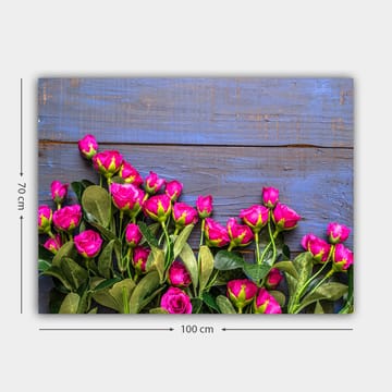 Canvastavla 70x100 cm - Livfull samling av rosa rosor mot en blå träbakgrund - Rosa / Grön / Blå - Inredning - Tavlor & posters - Canvastavla