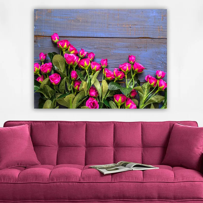 Canvastavla 70x100 cm - Livfull samling av rosa rosor mot en blå träbakgrund - Rosa / Grön / Blå - Inredning - Tavlor & posters - Canvastavla