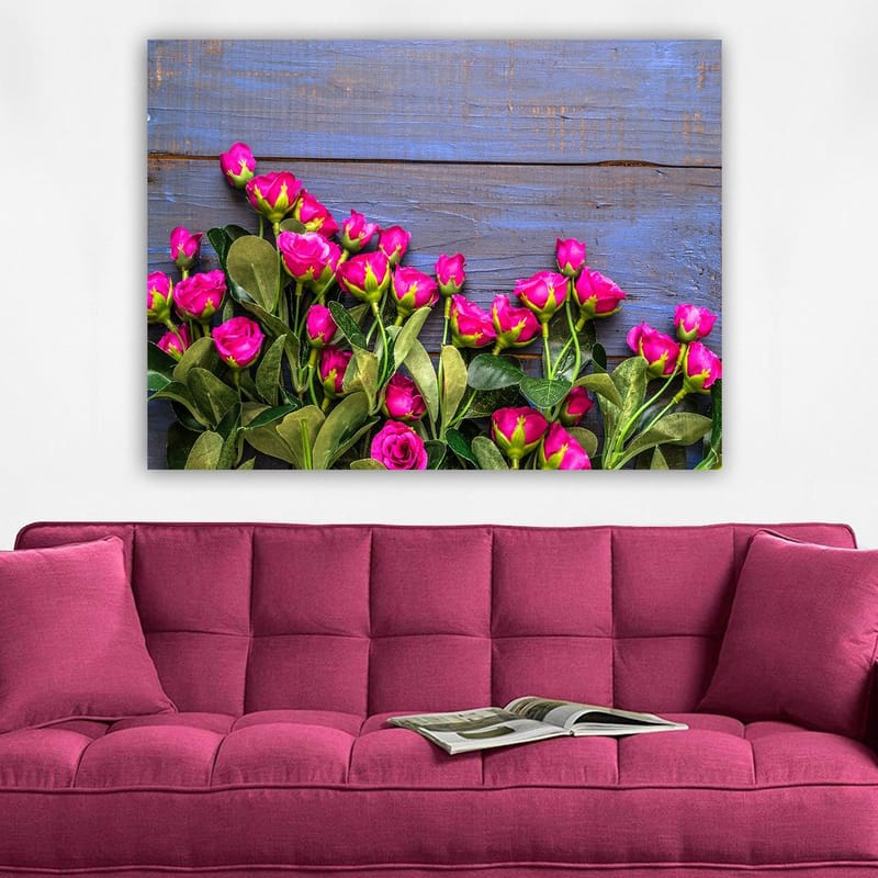 Canvastavla 70x100 cm - Livfull samling av rosa rosor mot en blå träbakgrund - Rosa / Grön / Blå - Inredning - Tavlor & posters - Canvastavla