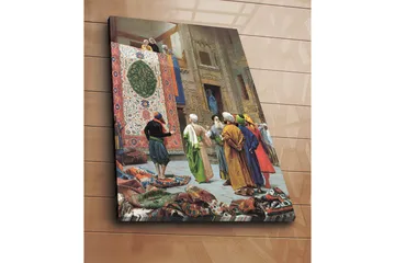 Canvastavla 70x100 cm - Livlig marknadsscen med män som diskuterar och beundrar en stor, färgglad matta - Röd / Grön / Blå - Inredning - Tavlor & posters - Canvastavla