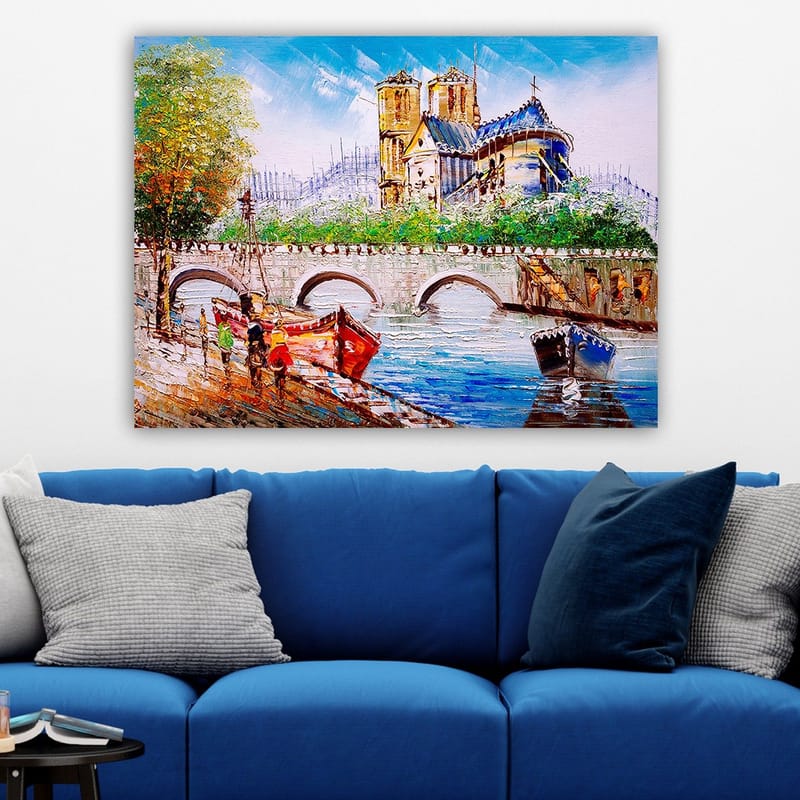 Canvastavla 70x100 cm - Livlig scen vid en bro med färgglada båtar och en imponerande byggnad i bakgrunden - Blå / Röd / Grön - Inredning - Tavlor & posters - Canvastavla