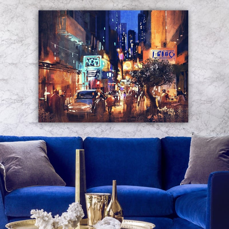 Canvastavla 70x100 cm - Livlig stadsbild med bilar och människor som rör sig genom en nattlig gata, omgiven av neonskyltar och höga byggnader - Mörkblå / Orange / Grön - Inredning - Tavlor & posters - Canvastavla