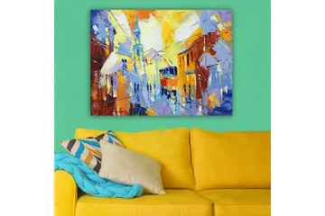 Canvastavla 70x100 cm - Livlig stadsbild med en spårvagn som rör sig genom en färgglad gata - Gul / Blå / Orange - Inredning - Tavlor & posters - Canvastavla