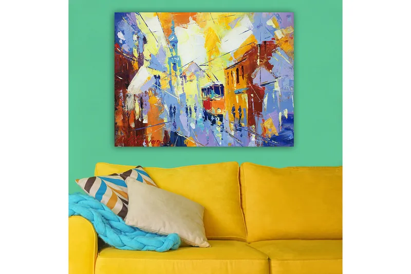 Canvastavla 70x100 cm - Livlig stadsbild med en spårvagn som rör sig genom en färgglad gata - Gul / Blå / Orange - Inredning - Tavlor & posters - Canvastavla