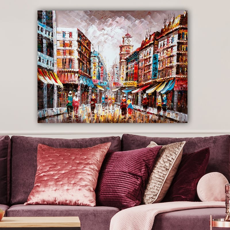 Canvastavla 70x100 cm - Livlig stadsbild med färgglada byggnader och människor som promenerar på en regnig gata - Röd / Blå / Gul - Inredning - Tavlor & posters - Canvastavla