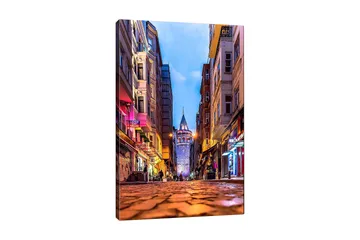 Canvastavla 70x100 cm - Livlig stadsbild med Galata-tornet som huvudfokus i en smal gata - Blå / Orange / Lila - Inredning - Tavlor & posters - Canvastavla