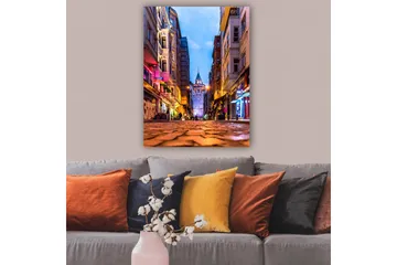 Canvastavla 70x100 cm - Livlig stadsbild med Galata-tornet som huvudfokus i en smal gata - Blå / Orange / Lila - Inredning - Tavlor & posters - Canvastavla