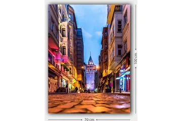 Canvastavla 70x100 cm - Livlig stadsbild med Galata-tornet som huvudfokus i en smal gata - Blå / Orange / Lila - Inredning - Tavlor & posters - Canvastavla