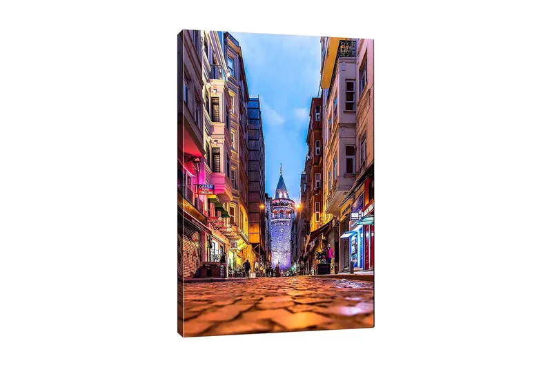 Canvastavla 70x100 cm - Livlig stadsbild med Galata-tornet som huvudfokus i en smal gata, Blå / Orange / Lila