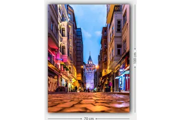Canvastavla 70x100 cm - Livlig stadsbild med Galata-tornet som huvudfokus i en smal gata - Blå / Orange / Lila - Inredning - Tavlor & posters - Canvastavla