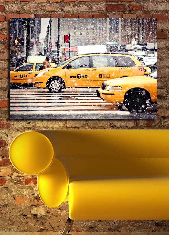 Canvastavla 70x100 cm - Livlig stadsbild med gula taxibilar som kör genom snöfall i New York City - Gul / Svart - Inredning - Tavlor & posters - Canvastavla