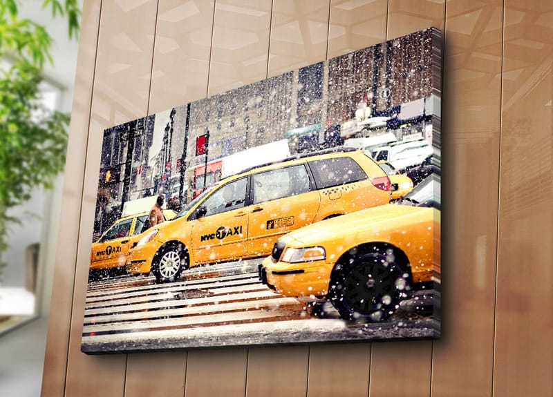 Canvastavla 70x100 cm - Livlig stadsbild med gula taxibilar som kör genom snöfall i New York City - Gul / Svart - Inredning - Tavlor & posters - Canvastavla