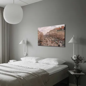 Canvastavla 70x100 cm - Livlig stadsbild med människor och hästdragna vagnar på en gata omgiven av träd och byggnader - Ljusrosa / Beige / Mörkgrön - Inredning - Tavlor & posters - Canvastavla