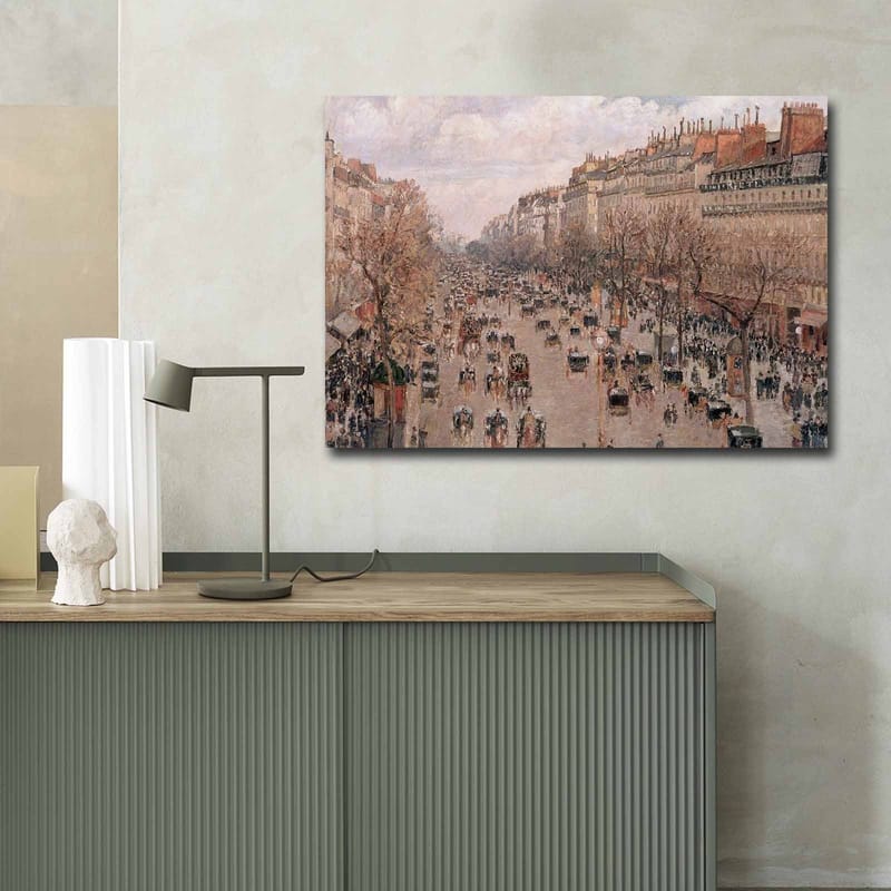 Canvastavla 70x100 cm - Livlig stadsbild med människor och hästdragna vagnar på en gata omgiven av träd och byggnader - Ljusrosa / Beige / Mörkgrön - Inredning - Tavlor & posters - Canvastavla