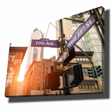 Canvastavla 70x100 cm - Livlig stadsbild med vägskyltar på en korsning i en storstad - Blå / Brun / Grön - Inredning - Tavlor & posters - Canvastavla