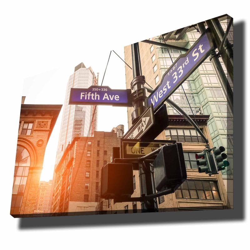 Canvastavla 70x100 cm - Livlig stadsbild med vägskyltar på en korsning i en storstad, Blå / Brun / Grön