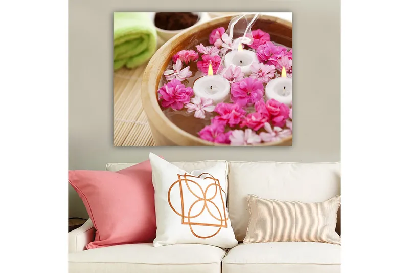 Canvastavla 70x100 cm - Lugn och avkopplande skål med flytande blommor och ljus - Rosa / Vit / Gul - Inredning - Tavlor & posters - Canvastavla