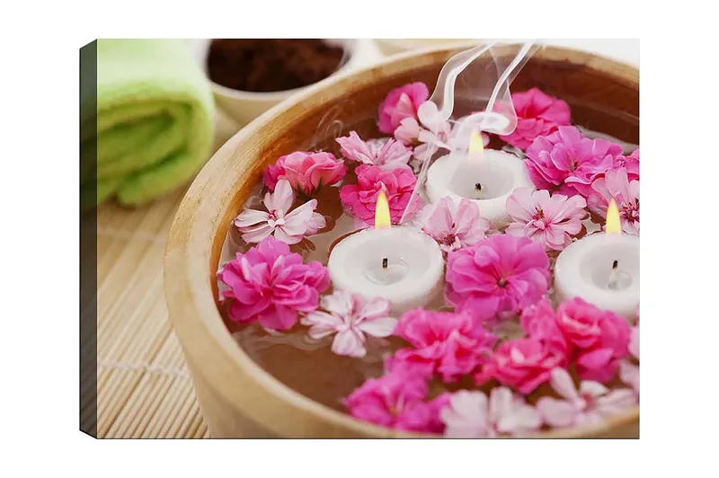 Canvastavla 70x100 cm - Lugn och avkopplande skål med flytande blommor och ljus, Rosa / Vit / Gul