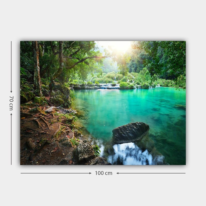 Canvastavla 70x100 cm - Lugn och naturskön vattenfallsscen med klart, turkost vatten omgiven av frodig grönska - Turkos / Grön / Brun - Inredning - Tavlor & posters - Canvastavla