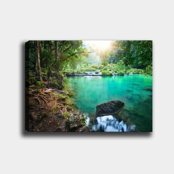 Canvastavla 70x100 cm - Lugn och naturskön vattenfallsscen med klart, turkost vatten omgiven av frodig grönska - Turkos / Grön / Brun - Inredning - Tavlor & posters - Canvastavla