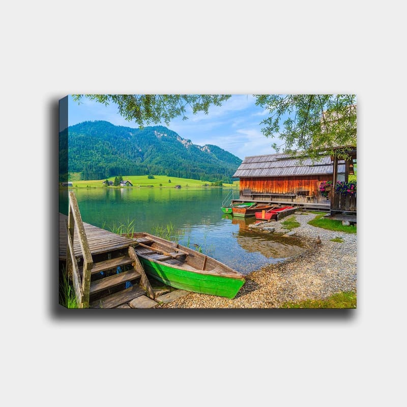 Canvastavla 70x100 cm - Lugn sjöscen med färgglada båtar vid en träbrygga och omgivande gröna berg - Grön / Blå / Brun - Inredning - Tavlor & posters - Canvastavla
