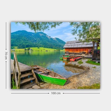 Canvastavla 70x100 cm - Lugn sjöscen med färgglada båtar vid en träbrygga och omgivande gröna berg - Grön / Blå / Brun - Inredning - Tavlor & posters - Canvastavla