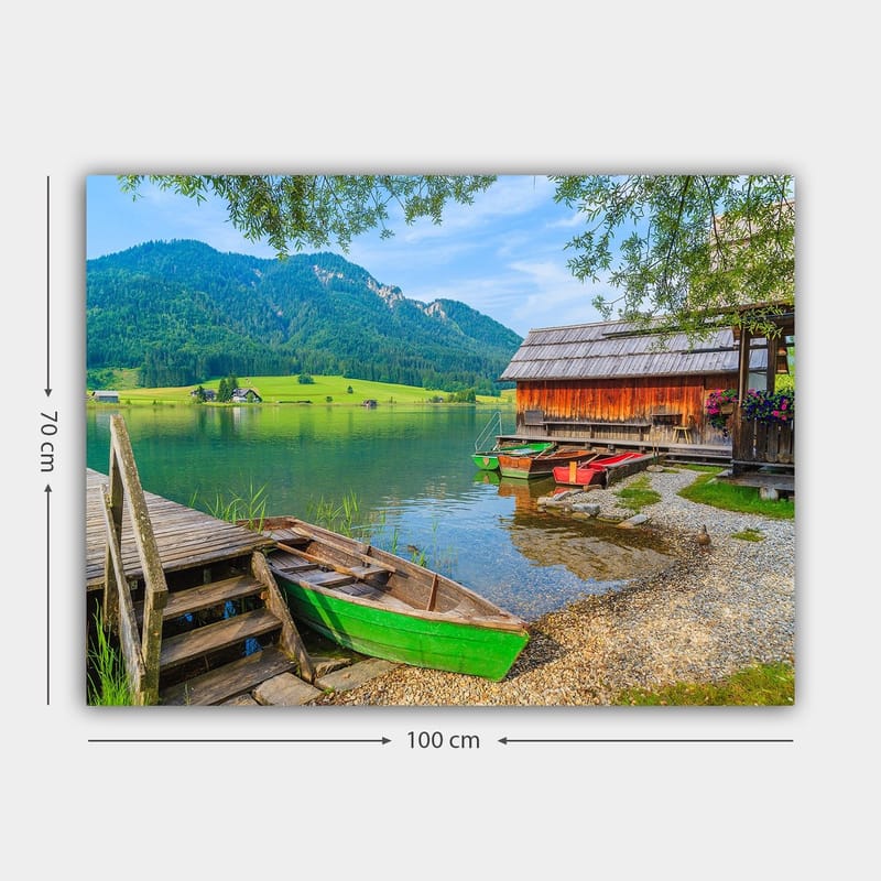 Canvastavla 70x100 cm - Lugn sjöscen med färgglada båtar vid en träbrygga och omgivande gröna berg - Grön / Blå / Brun - Inredning - Tavlor & posters - Canvastavla