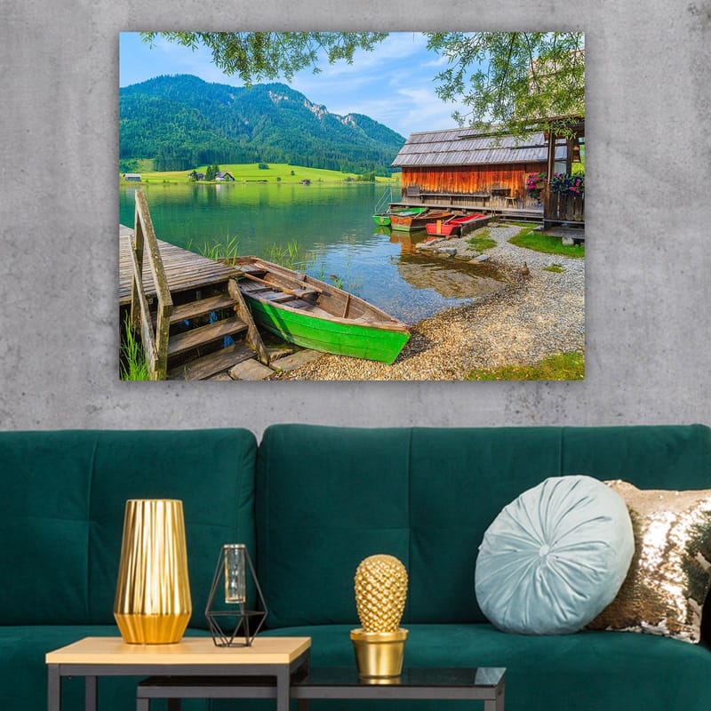 Canvastavla 70x100 cm - Lugn sjöscen med färgglada båtar vid en träbrygga och omgivande gröna berg - Grön / Blå / Brun - Inredning - Tavlor & posters - Canvastavla