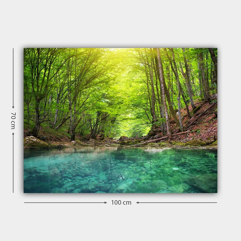Canvastavla 70x100 cm - Lugn skogssjö omgiven av frodiga gröna träd och klippiga stränder - Grön / Turkos - Inredning - Tavlor & posters - Canvastavla