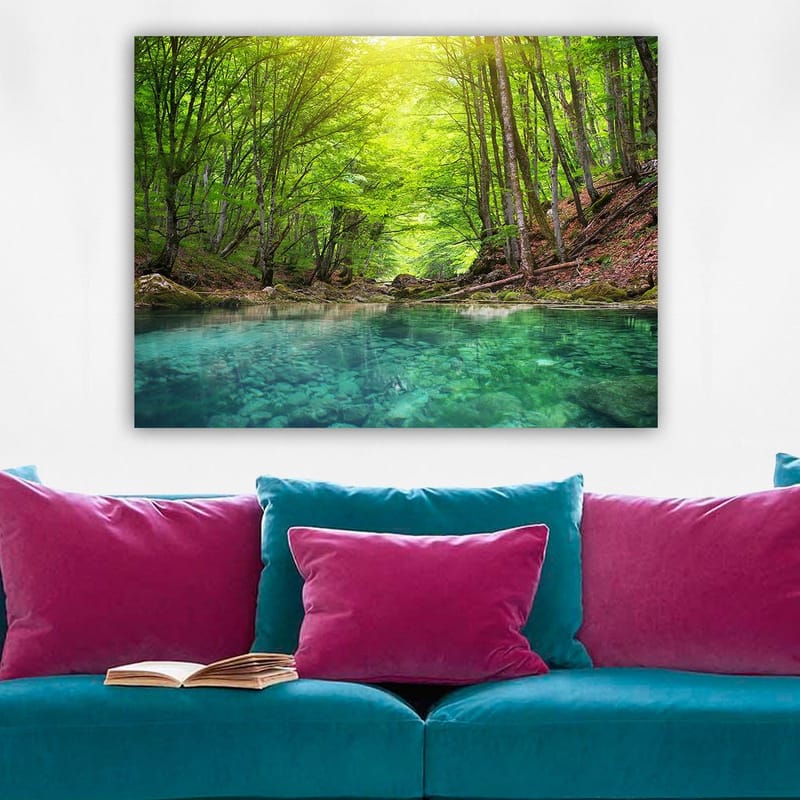 Canvastavla 70x100 cm - Lugn skogssjö omgiven av frodiga gröna träd och klippiga stränder - Grön / Turkos - Inredning - Tavlor & posters - Canvastavla