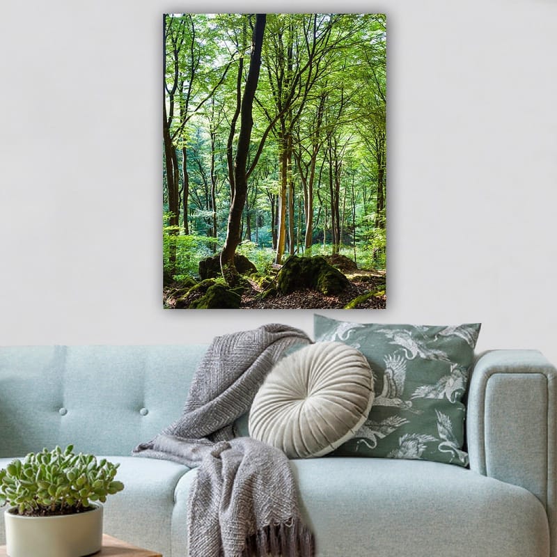 Canvastavla 70x100 cm - Lummig skog med höga träd och grönskande vegetation - Grön / Brun - Inredning - Tavlor & posters - Canvastavla