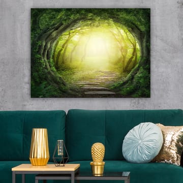 Canvastavla 70x100 cm - Magisk skogsgång med ljus som strålar genom trädens grönska - Grön / Ljusgul - Inredning - Tavlor & posters - Canvastavla