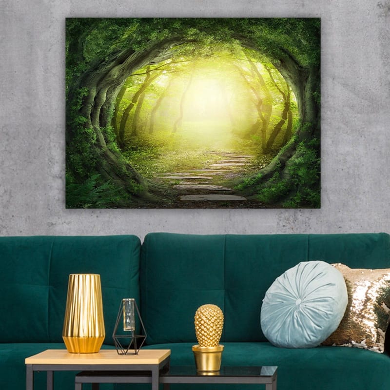 Canvastavla 70x100 cm - Magisk skogsgång med ljus som strålar genom trädens grönska - Grön / Ljusgul - Inredning - Tavlor & posters - Canvastavla