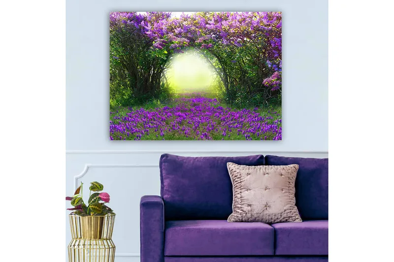 Canvastavla 70x100 cm - Magisk trädgård med lila blommor som leder in i en ljus tunnel av grönska, Lila / Grön / Gul