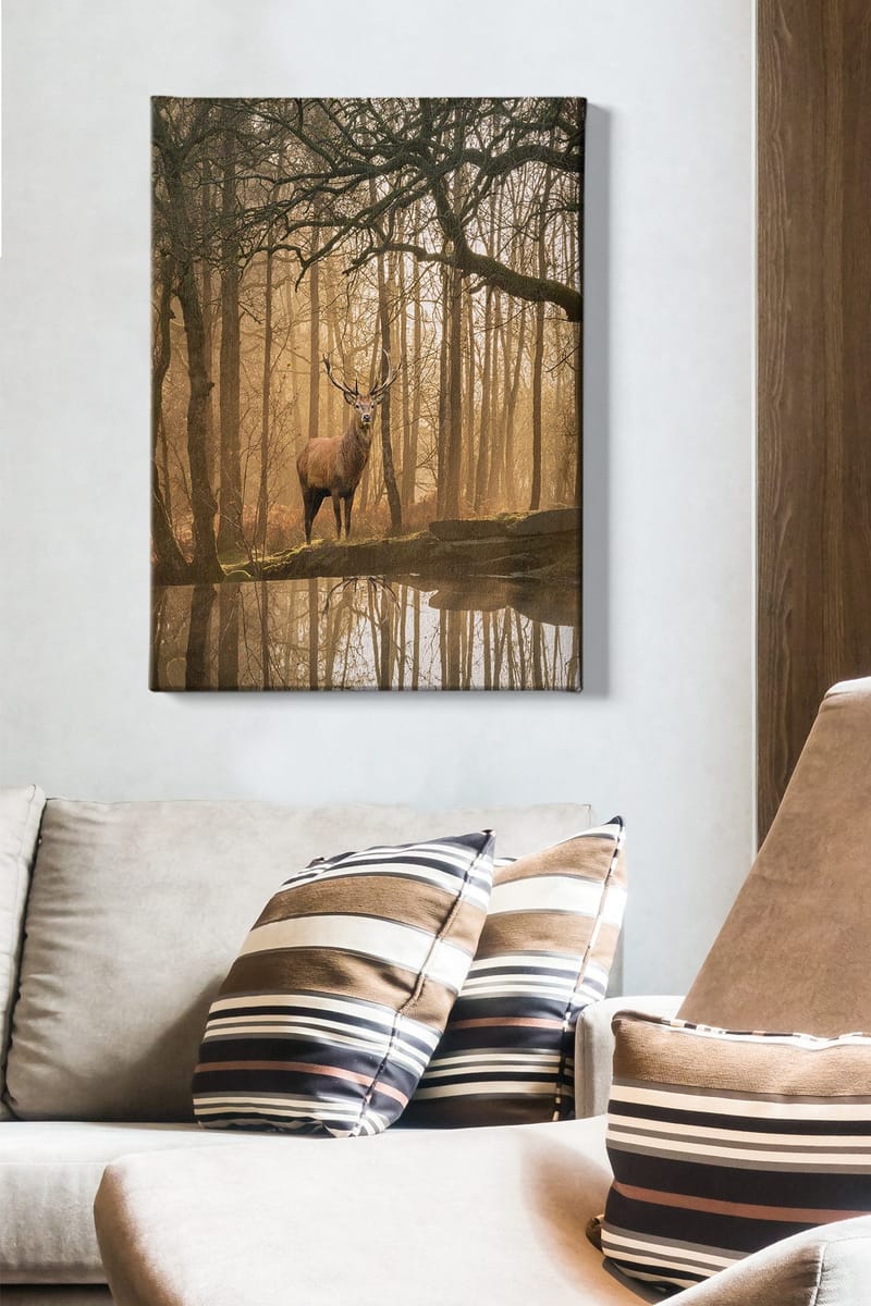 Canvastavla 70x100 cm - Majestätisk älg står vid en spegelblanka sjö omgiven av dimmiga skogar - Brun / Guld / Grön - Inredning - Tavlor & posters - Canvastavla