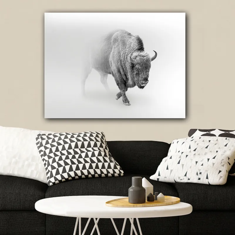 Canvastavla 70x100 cm - Majestätisk bison som går genom dimma - Grå / Vit - Inredning - Tavlor & posters - Canvastavla