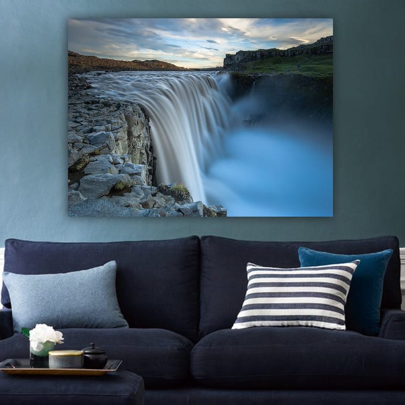 Canvastavla 70x100 cm - Majestätisk vattenfall som strömmar över klippor i en naturskön miljö - Blå / Grå / Vit - Inredning - Tavlor & posters - Canvastavla