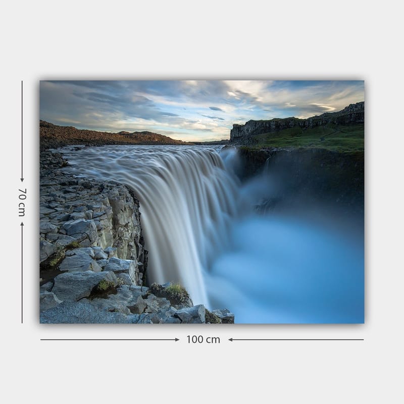 Canvastavla 70x100 cm - Majestätisk vattenfall som strömmar över klippor i en naturskön miljö - Blå / Grå / Vit - Inredning - Tavlor & posters - Canvastavla