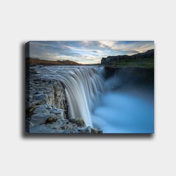Canvastavla 70x100 cm - Majestätisk vattenfall som strömmar över klippor i en naturskön miljö - Blå / Grå / Vit - Inredning - Tavlor & posters - Canvastavla